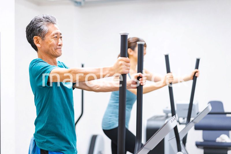 ジムで運動をするアクティブシニア