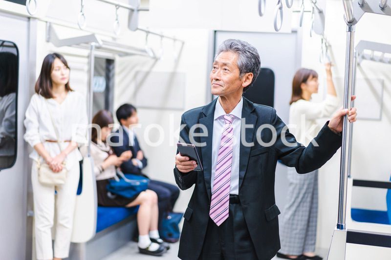 電車・地下鉄で移動する人々