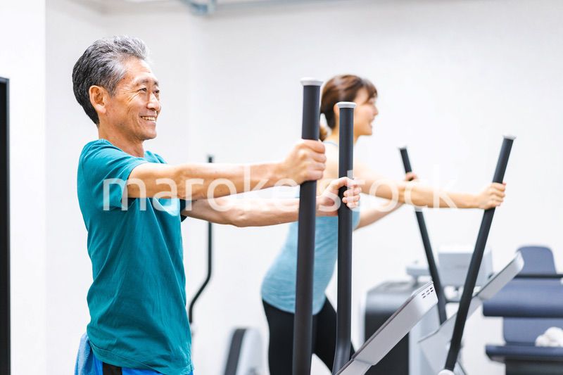 ジムで運動をするアクティブシニア