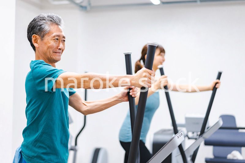 ジムで運動をするアクティブシニア