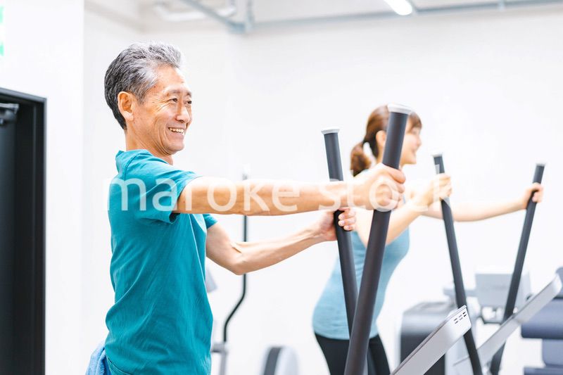 ジムで運動をするアクティブシニア