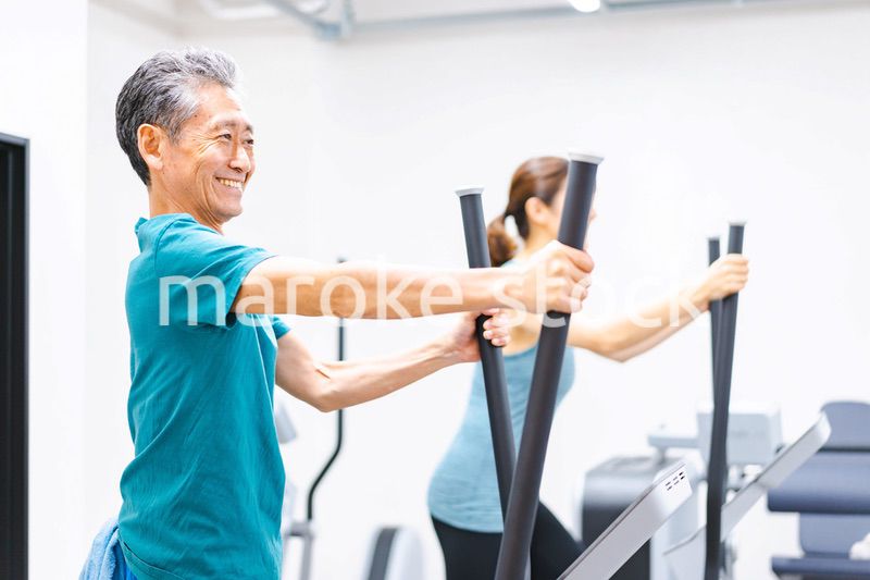 ジムで運動をするアクティブシニア