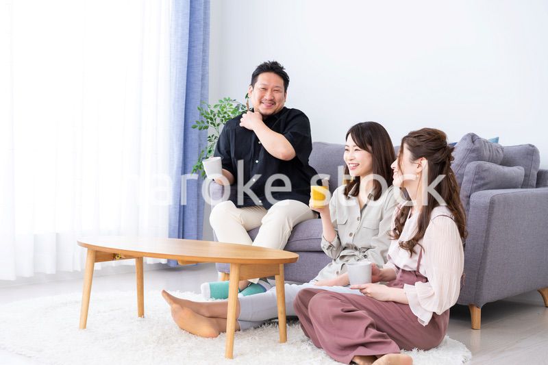 おっさんが女子会に参加したイメージ