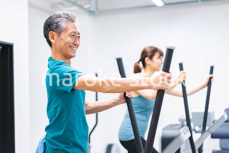 ジムで運動をするアクティブシニア