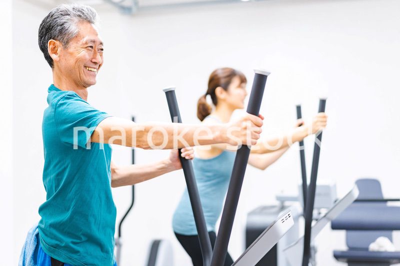 ジムで運動をするアクティブシニア