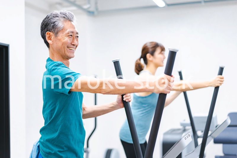 ジムで運動をするアクティブシニア