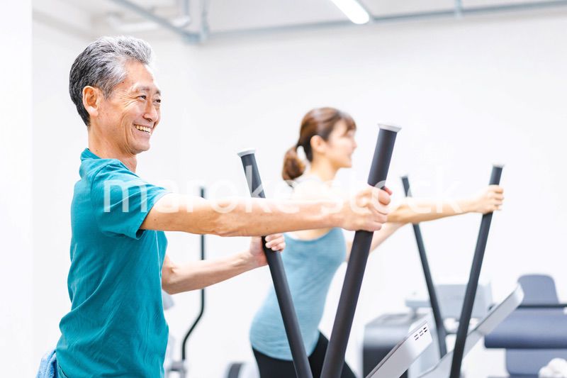 ジムで運動をするアクティブシニア
