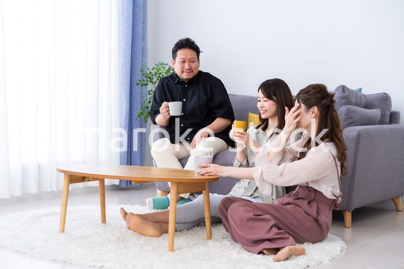 おっさんが女子会に参加したイメージ