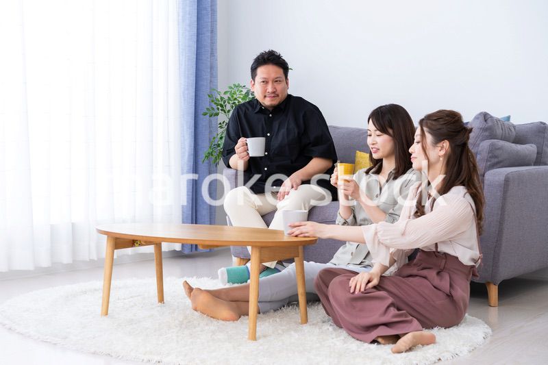 おっさんが女子会に参加したイメージ