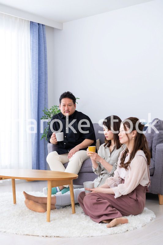 おっさんが女子会に参加したイメージ