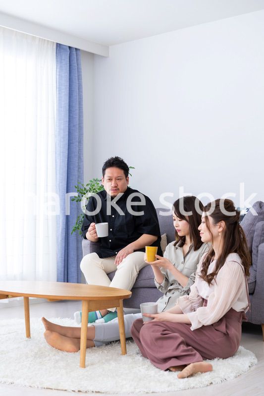 おっさんが女子会に参加したイメージ