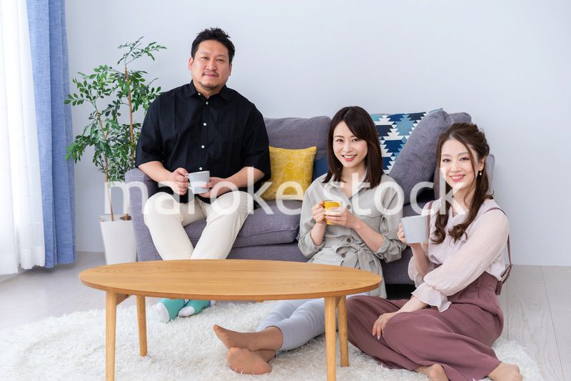 おっさんが女子会に参加したイメージ