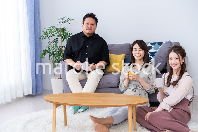 おっさんが女子会に参加したイメージ