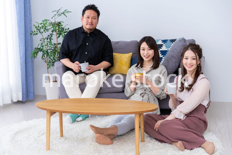 おっさんが女子会に参加したイメージ