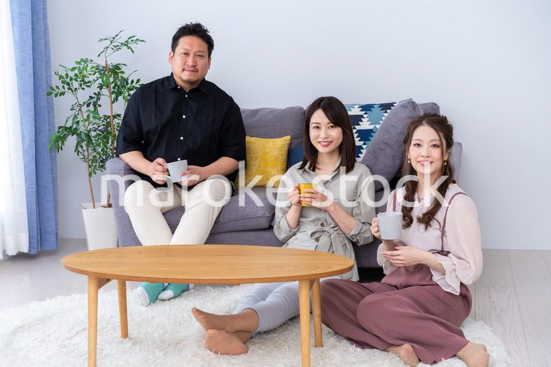 おっさんが女子会に参加したイメージ