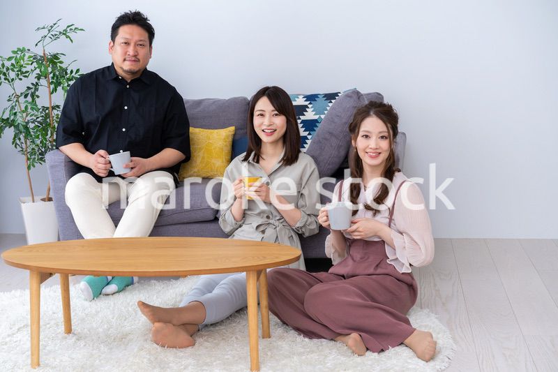 おっさんが女子会に参加したイメージ