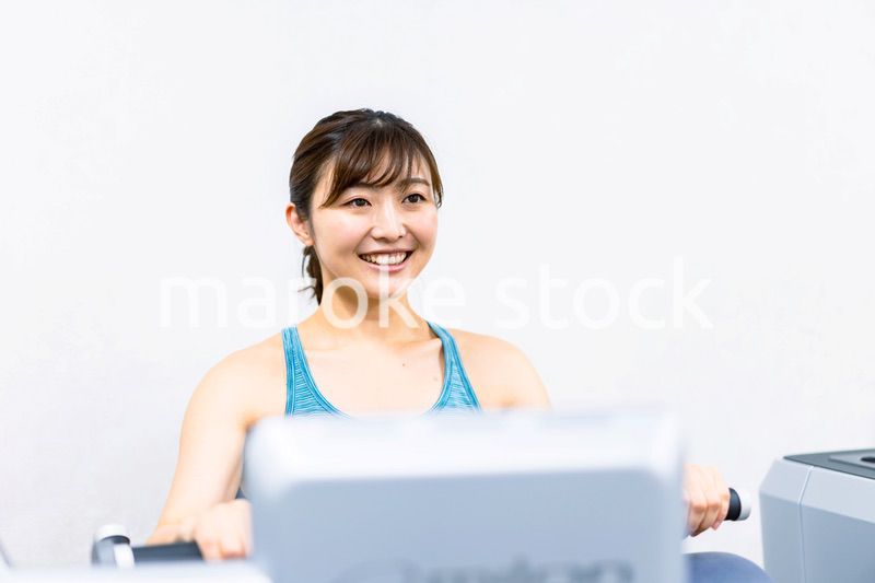 ジムで筋トレをする若い女性