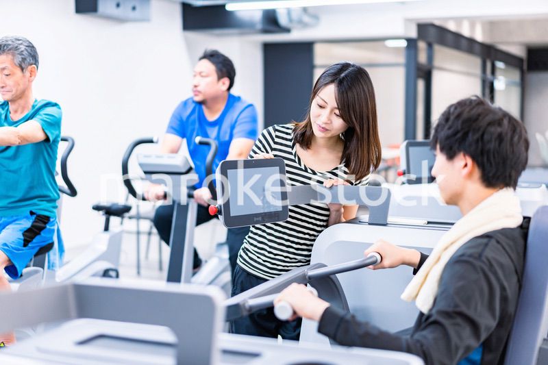 ジムに通う若いカップル