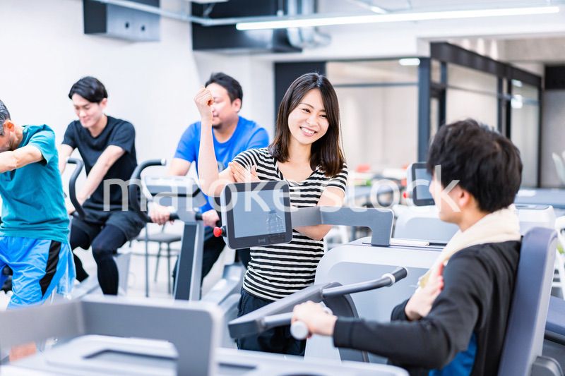 ジムに通う若いカップル