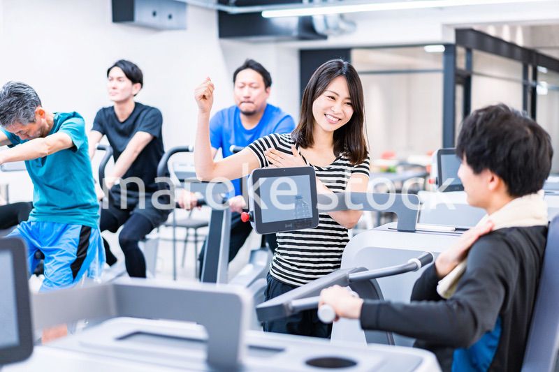 ジムに通う若いカップル