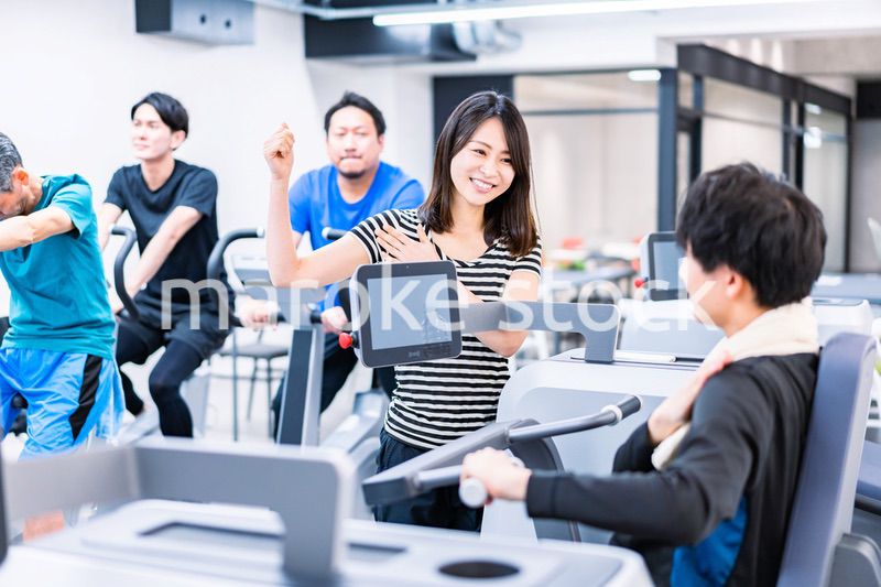 ジムに通う若いカップル