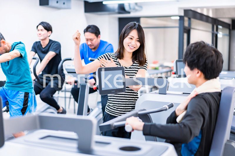 ジムに通う若いカップル