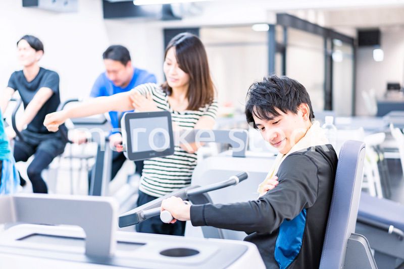 ジムに通う若いカップル