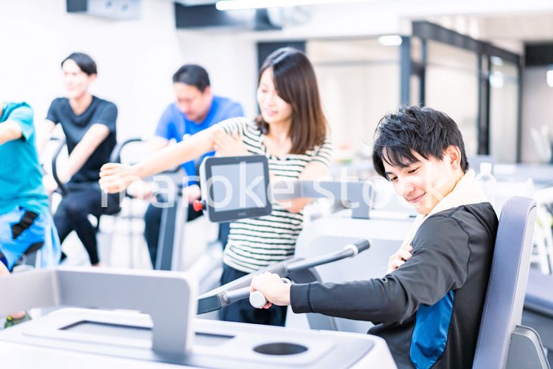 ジムに通う若いカップル