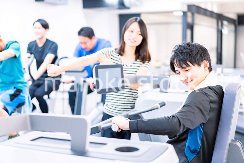 ジムに通う若いカップル