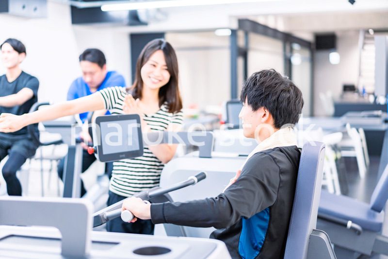 ジムに通う若いカップル