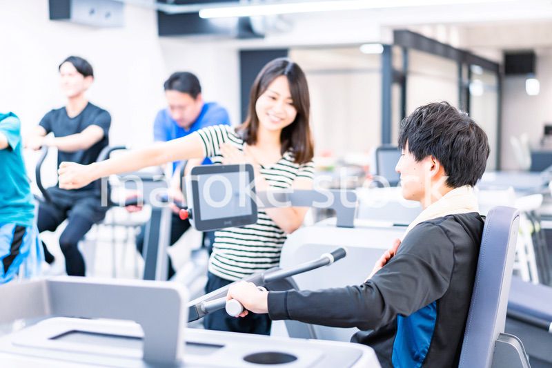 ジムに通う若いカップル