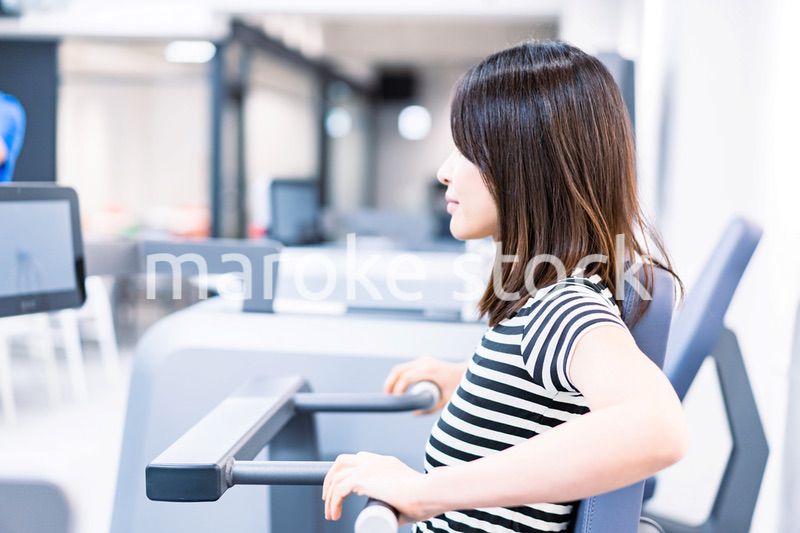 ジムで鍛える若い女性