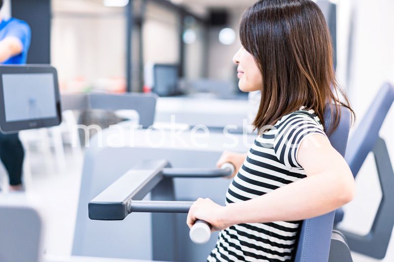 ジムで鍛える若い女性