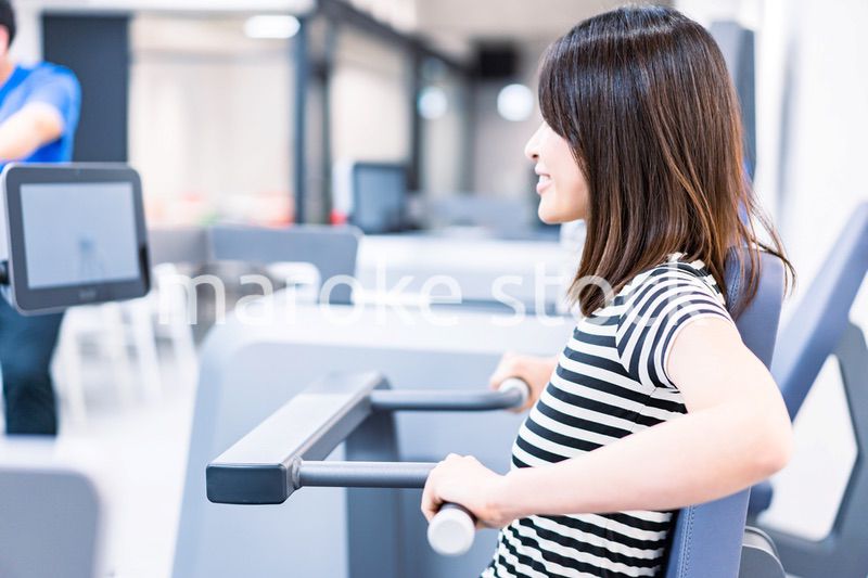 ジムで鍛える若い女性