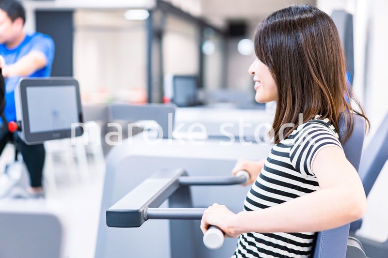 ジムで鍛える若い女性