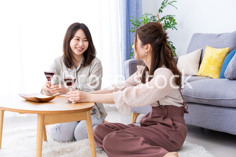 おうちで女子会をする若い女性たち