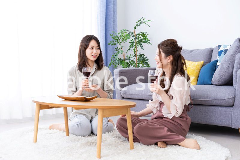 おうちで女子会をする若い女性たち