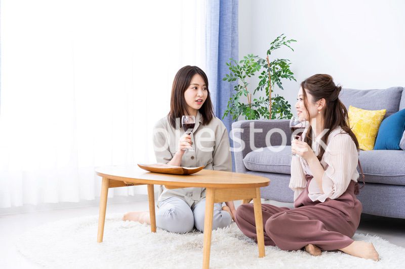 おうちで女子会をする若い女性たち