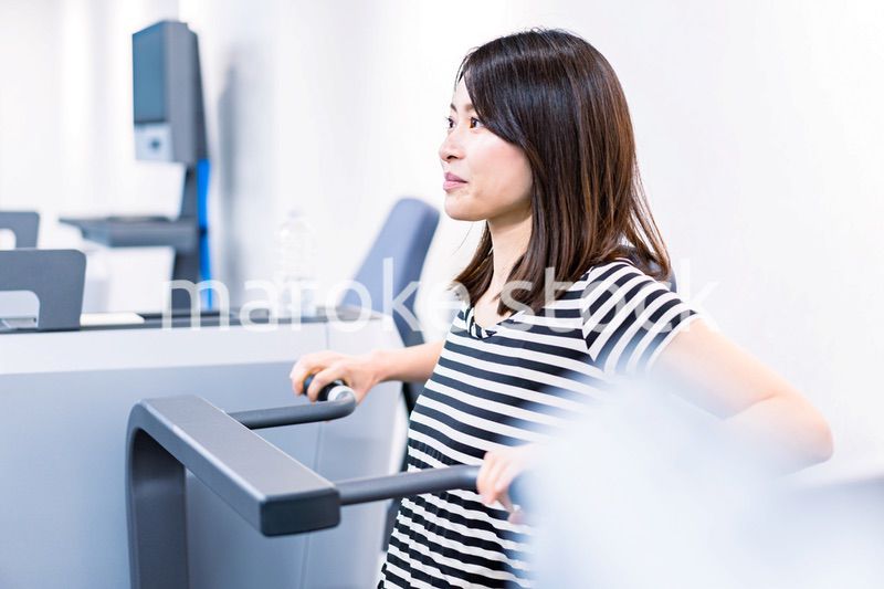 ジムで鍛える若い女性