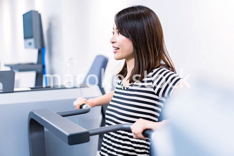 ジムで鍛える若い女性