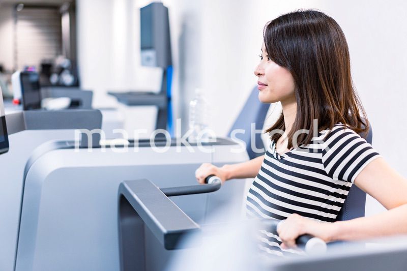 ジムで鍛える若い女性