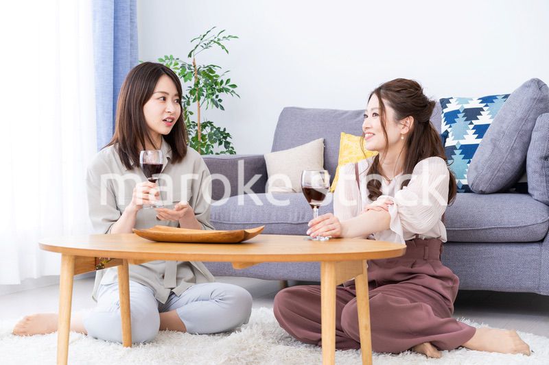 おうちで女子会をする若い女性たち