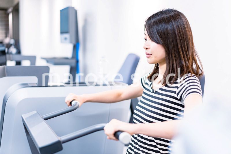 ジムで鍛える若い女性