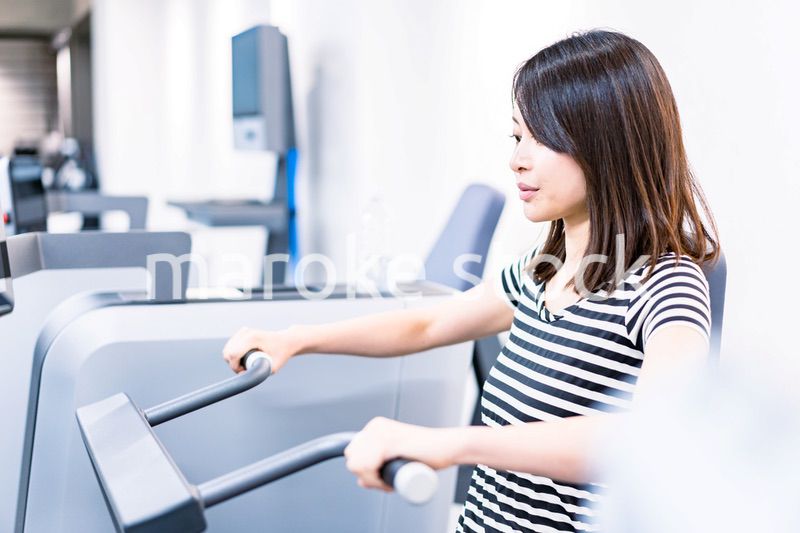 ジムで鍛える若い女性