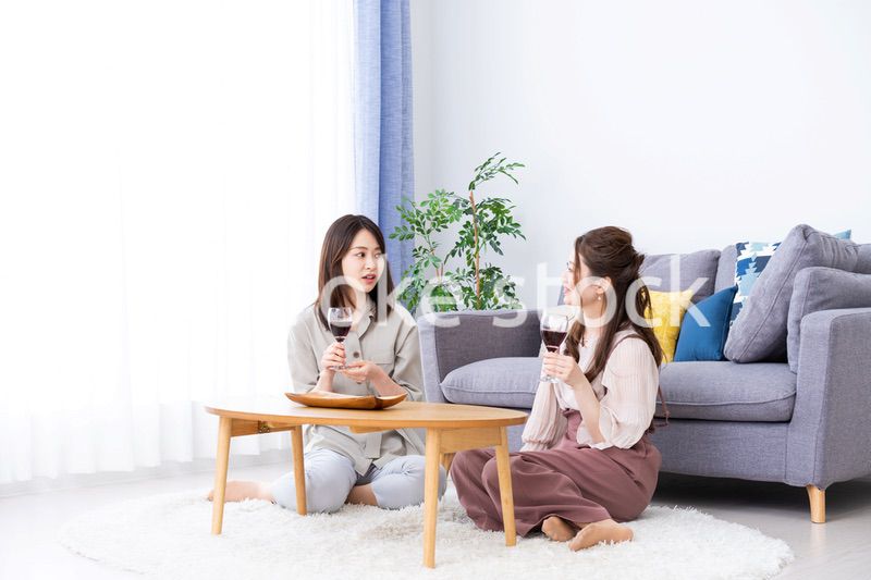 おうちで女子会をする若い女性たち