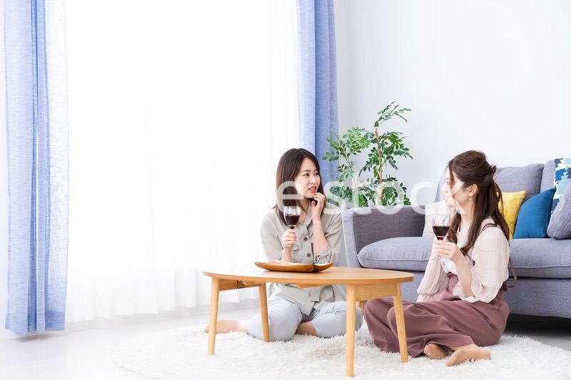 おうちで女子会をする若い女性たち