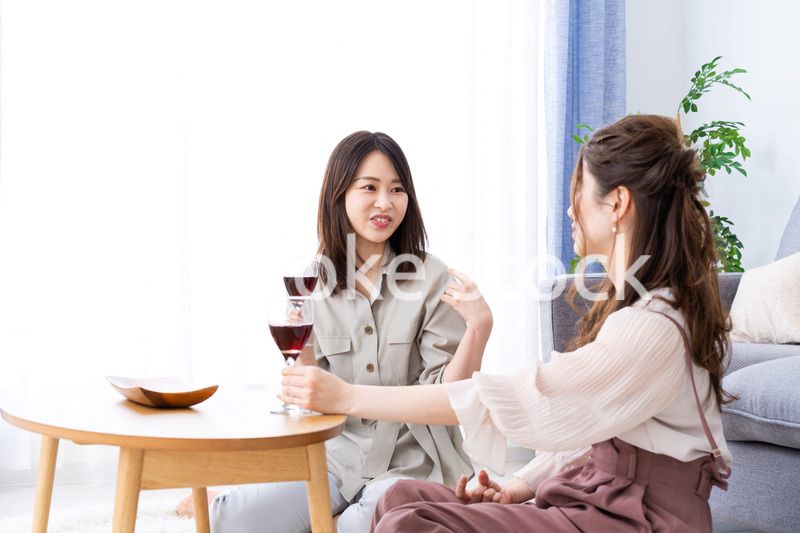 おうちで女子会をする若い女性たち