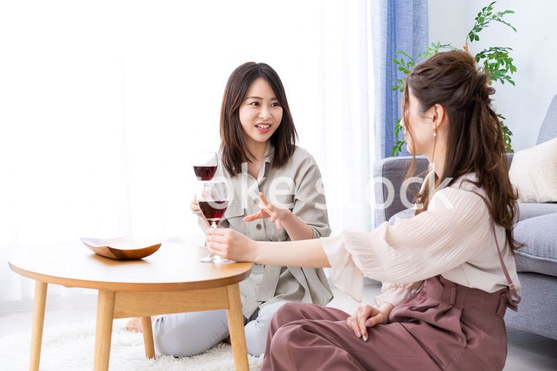 おうちで女子会をする若い女性たち