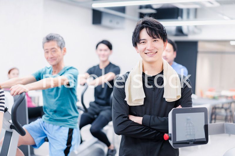 ジムで働く男性トレーナー