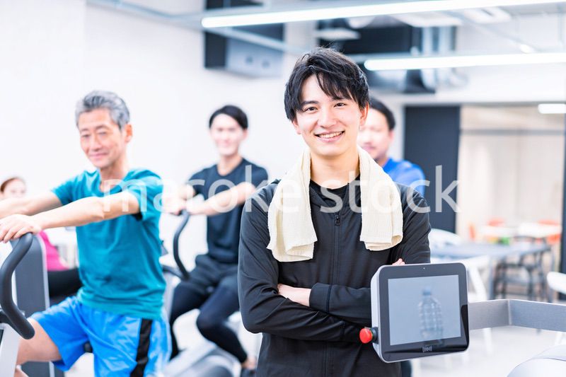 ジムで働く男性トレーナー